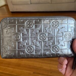 Tory Burch gray metallic continental zip wallet retail $ 195